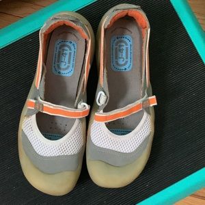J-41 women’s size 6.5 casual athletic shoe, like new. White, orange and gray.